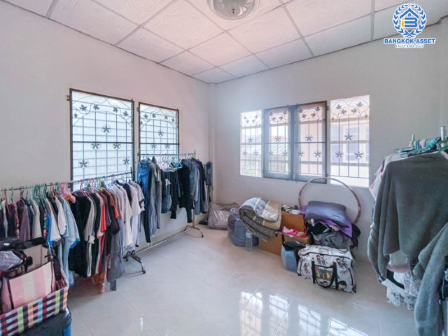 *****บ้านแฝดมือสองชั้นเดียว ย่านนนทบุรี ม.อุดมทรัพย์ บางศรีเมือง บนเนื้อที่ 31.6 ตร.ว. มาพร้อมฟังก์ชัน 3 ห้องนอน 2 ห้องน้ำ จอดรถ 1 คัน แถมฟรี เครื่องปรับอากาศ 1 เครื่อง บนทำเลศักยภาพ เชื่อมต่อถนนหลายเส้นทาง ใกล้จุดขึ้นทางด่วนฉลองรัช